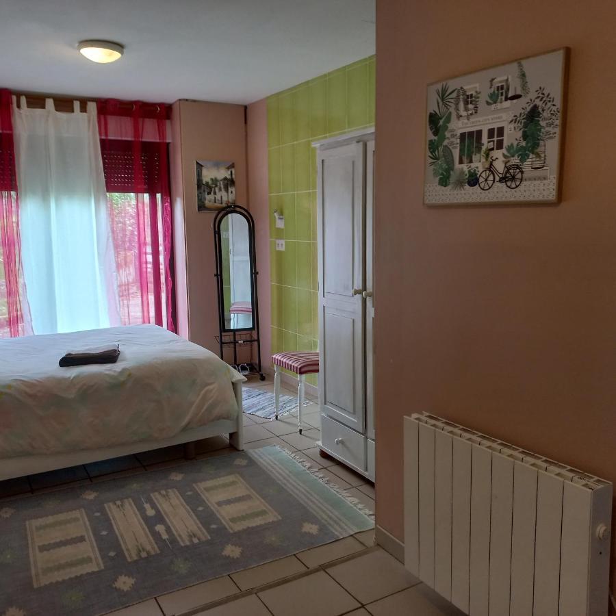 Aspet Chambre Spatieuse Avec Grand Lit. المظهر الخارجي الصورة