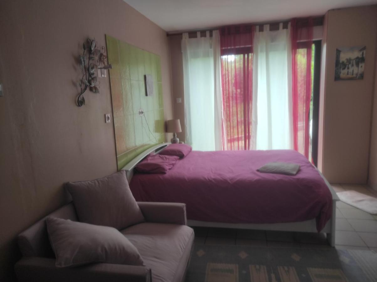 Aspet Chambre Spatieuse Avec Grand Lit. المظهر الخارجي الصورة
