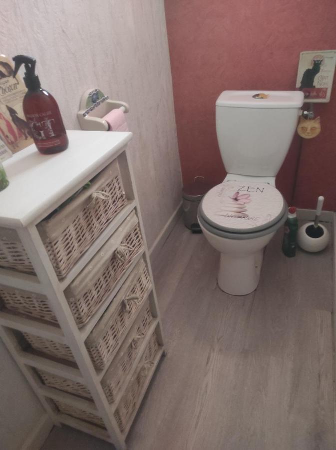 Aspet Chambre Spatieuse Avec Grand Lit. المظهر الخارجي الصورة