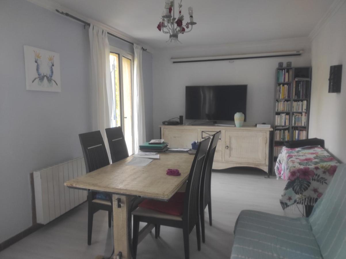 Aspet Chambre Spatieuse Avec Grand Lit. المظهر الخارجي الصورة