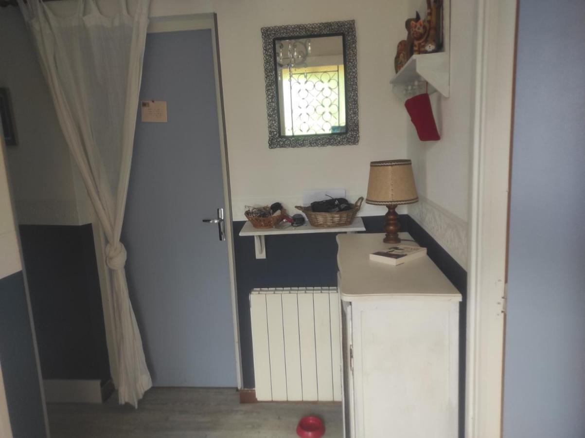 Aspet Chambre Spatieuse Avec Grand Lit. المظهر الخارجي الصورة